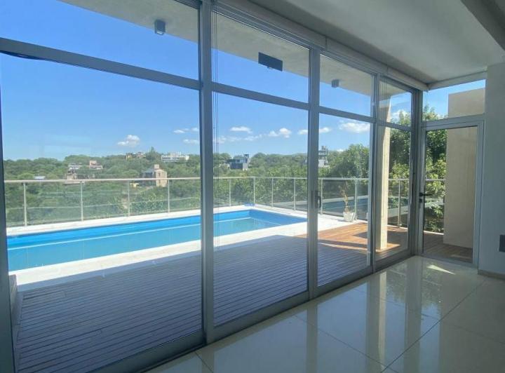 Casa · 438m² · 6 Ambientes · 2 Cocheras