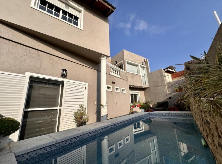 Casa · 160m² · 6 Ambientes · 1 Cochera
