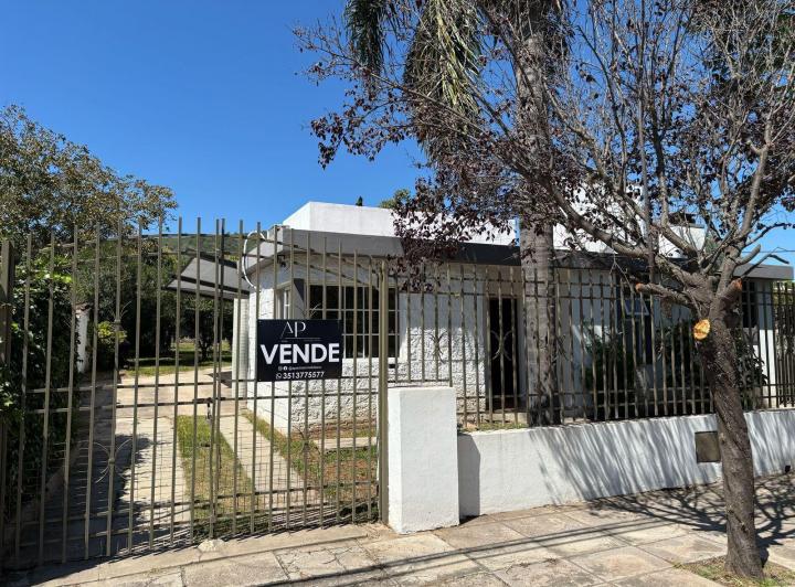 Casa · 208m² · 4 Dormitorios · 2 Cocheras