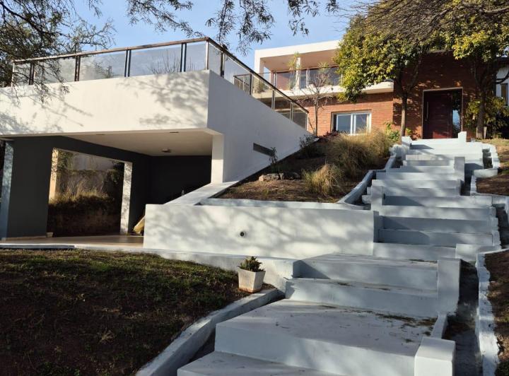 Casa · 260m² · 3 Dormitorios · 2 Cocheras