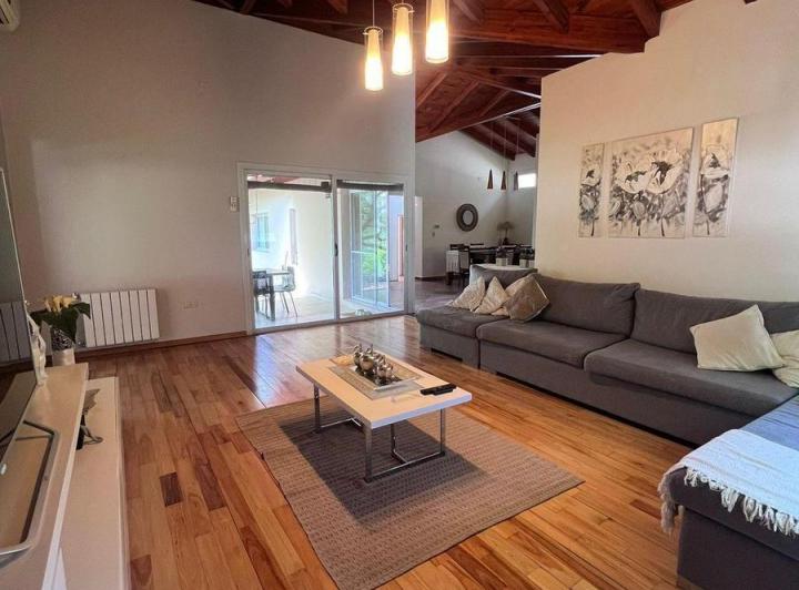 Casa · 270m² · 4 Ambientes · 2 Cocheras