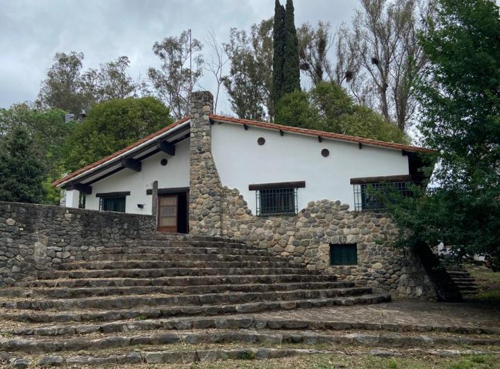 Casa · 400m² · 5 Ambientes · 6 Cocheras