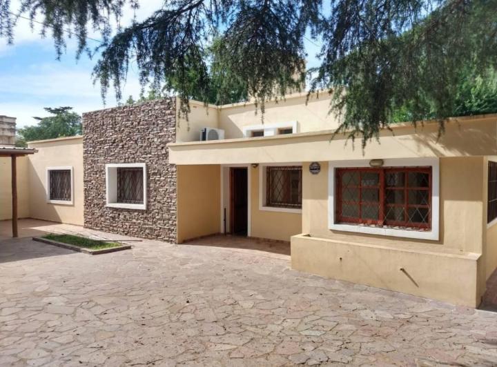 Casa · 150m² · 5 Ambientes · 2 Cocheras