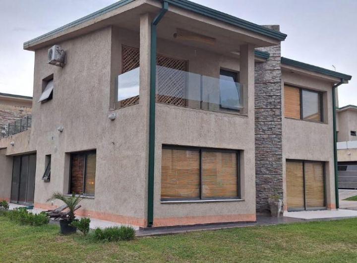 Casa · 230m² · 5 Ambientes · 4 Cocheras
