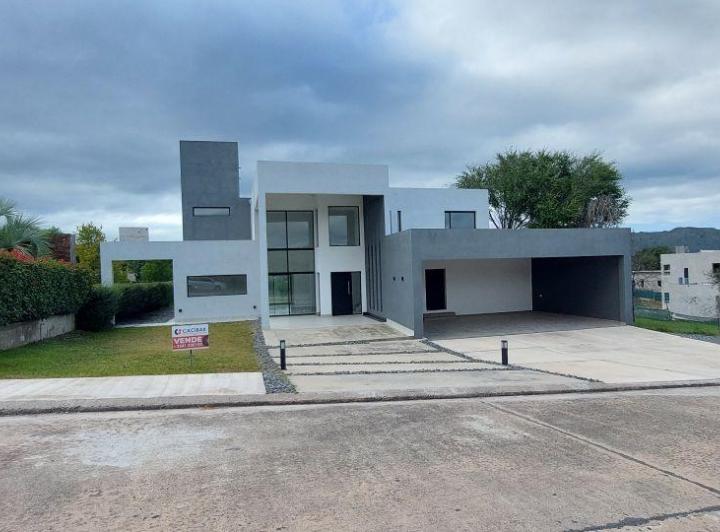 Casa · 380m² · 9 Ambientes · 3 Cocheras