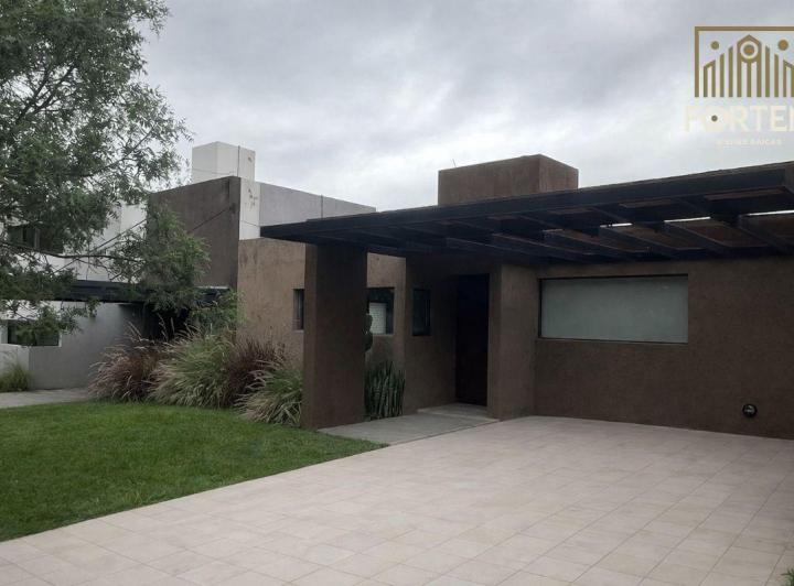 Casa · 100m² · 5 Ambientes · 2 Cocheras