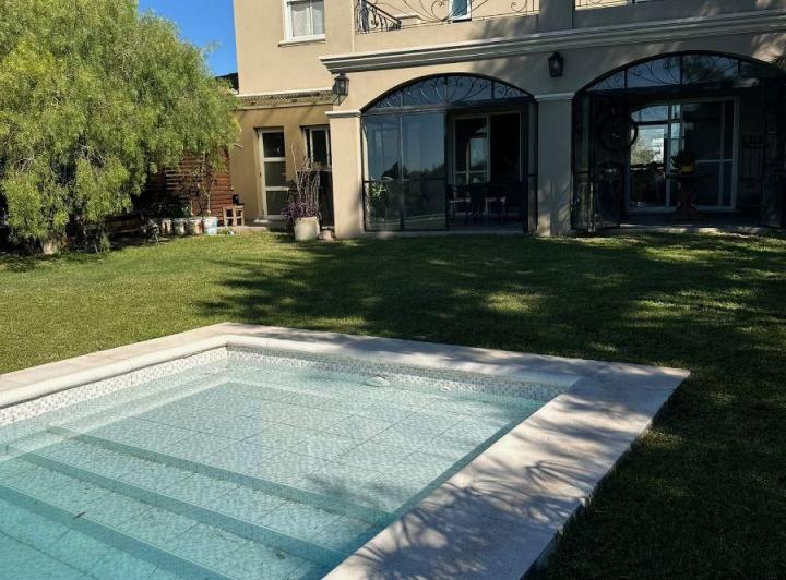 Casa · 330m² · 5 Ambientes · 2 Cocheras