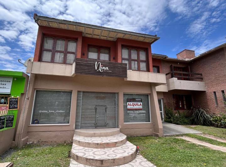 Casa · 300m² · 2 Dormitorios · 1 Cochera