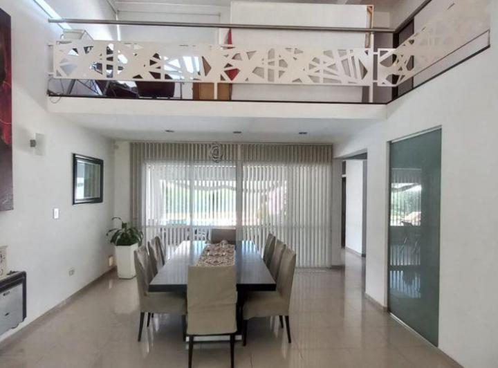 Casa · 380m² · 8 Ambientes · 3 Cocheras