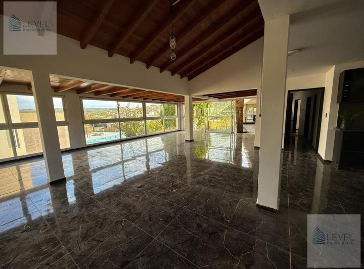 Casa · 1234m² · 8 Ambientes · 10 Cocheras
