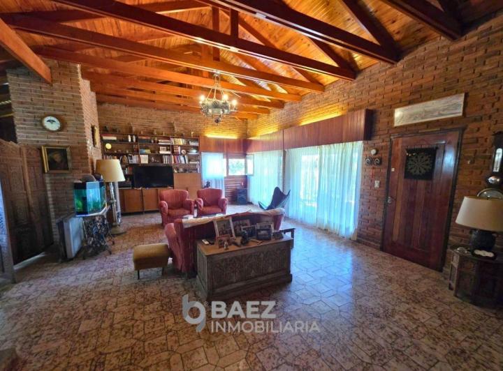 Casa · 395m² · 7 Ambientes · 1 Cochera