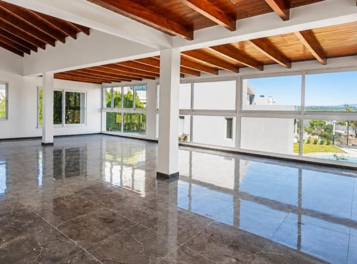 Casa · 561m² · 8 Ambientes · 8 Cocheras