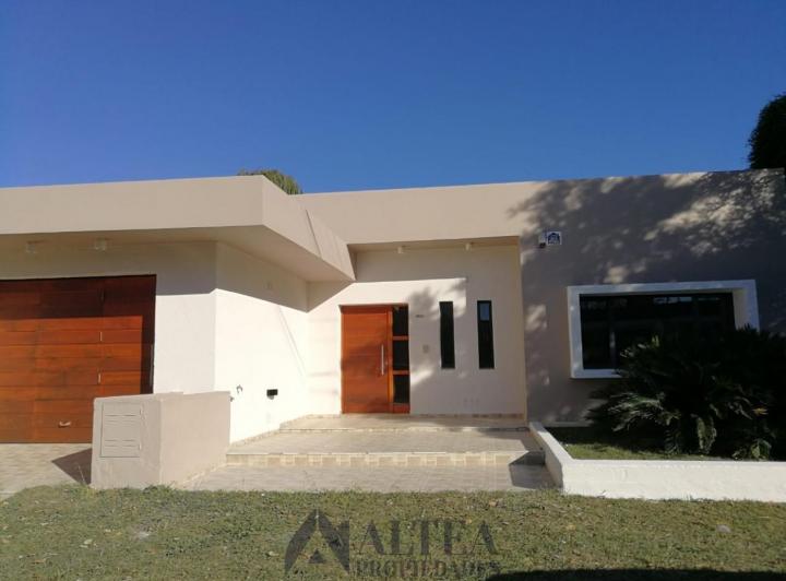 Casa · 200m² · 3 Dormitorios · 2 Cocheras