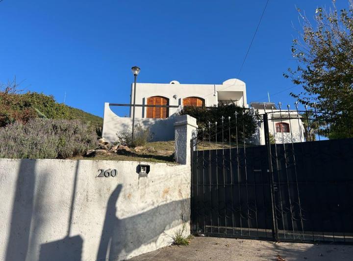 Casa · 279m² · 3 Dormitorios · 4 Cocheras