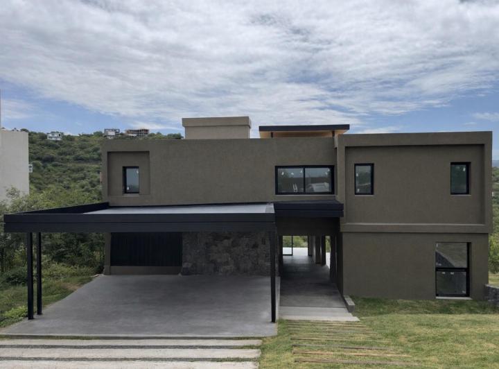 Casa · 330m² · 7 Ambientes · 2 Cocheras