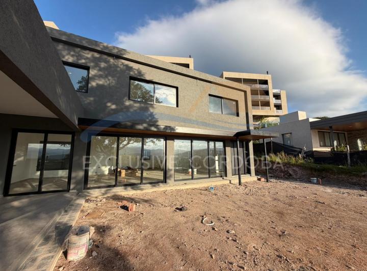 Casa · 320m² · 5 Ambientes · 2 Cocheras