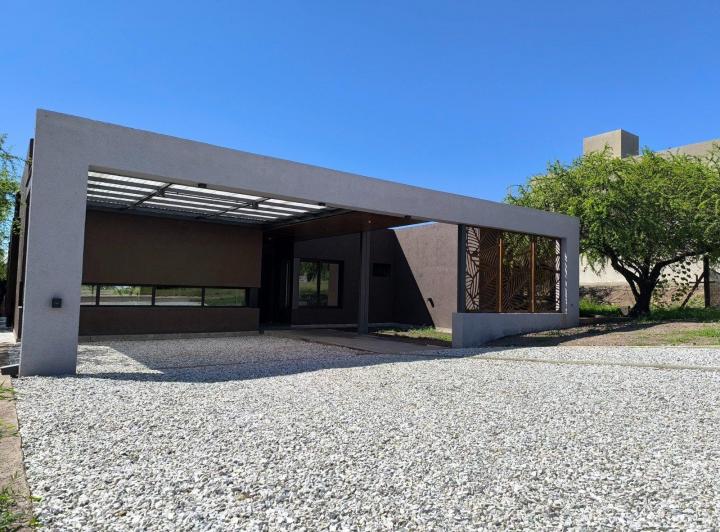 Casa · 230m² · 8 Ambientes · 2 Cocheras