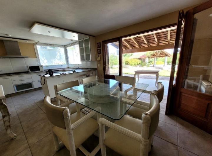 Casa · 2400m² · 3 Dormitorios · 2 Cocheras