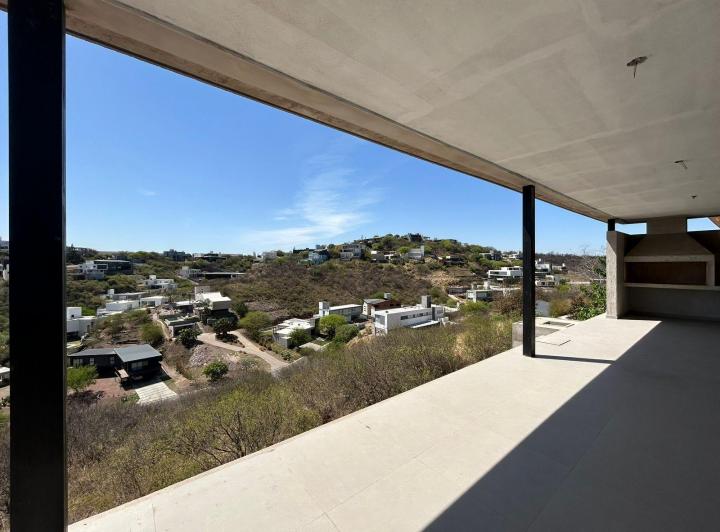 Casa · 280m² · 4 Ambientes · 2 Cocheras