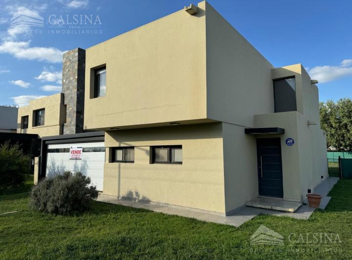 Casa · 200m² · 3 Dormitorios · 2 Cocheras