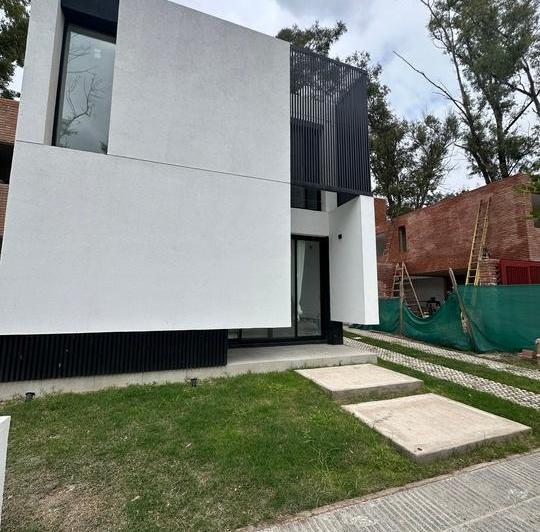 Casa · 125m² · 4 Ambientes · 2 Cocheras
