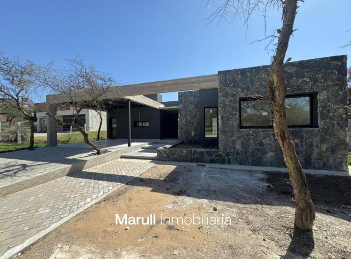 Casa · 200m² · 6 Ambientes · 2 Cocheras