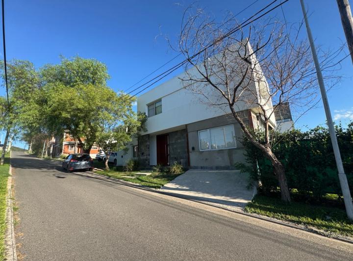 Casa · 300m² · 7 Ambientes · 3 Cocheras