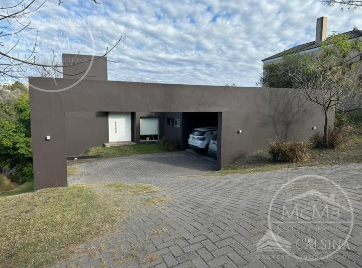 Casa · 300m² · 3 Dormitorios · 2 Cocheras