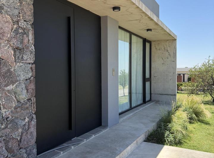 Casa · 307m² · 6 Ambientes · 2 Cocheras