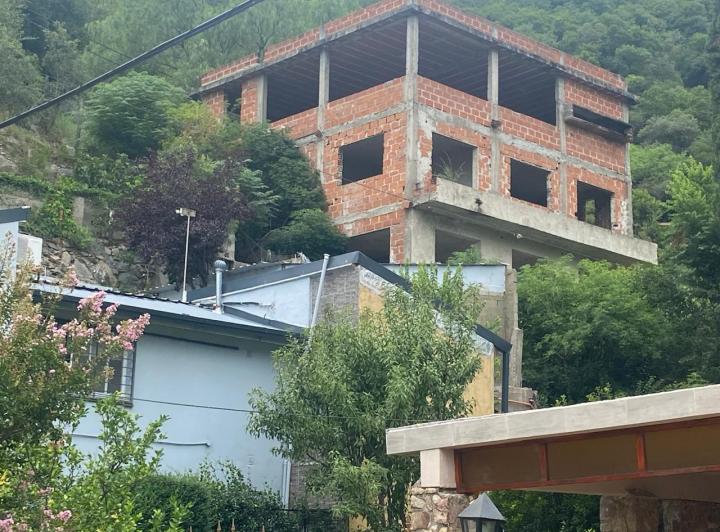 Casa · 300m² · 6 Ambientes · 2 Cocheras