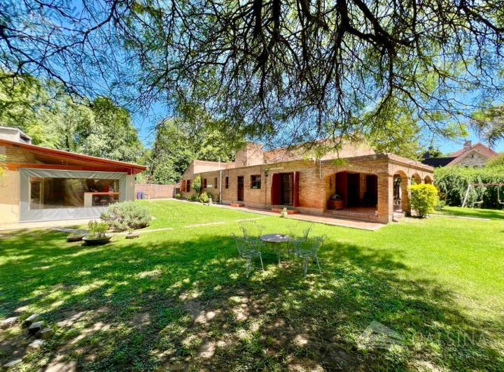 Casa · 240m² · 3 Dormitorios · 3 Cocheras