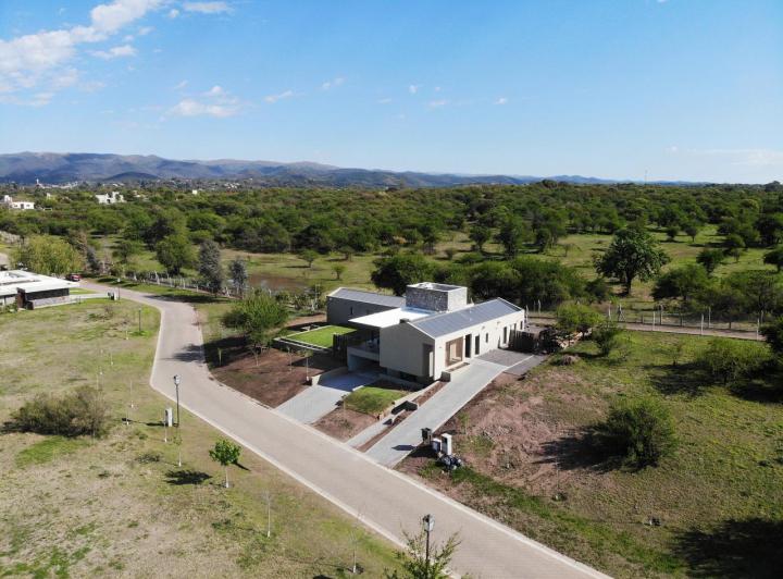 Casa · 361m² · 6 Ambientes · 4 Cocheras