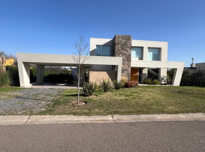 Casa · 290m² · 6 Ambientes · 2 Cocheras