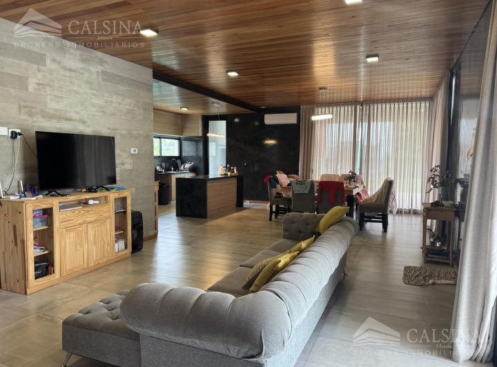 Casa · 252m² · 4 Dormitorios · 2 Cocheras