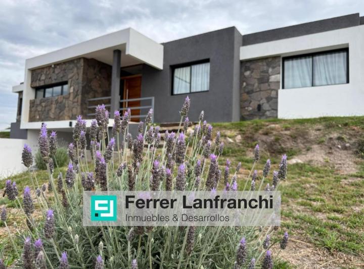 Casa · 236m² · 3 Ambientes · 2 Cocheras