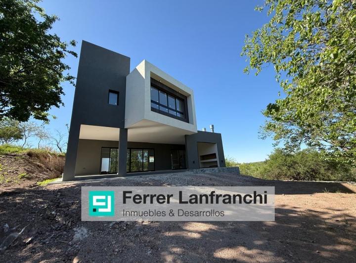 Casa · 330m² · 6 Ambientes · 2 Cocheras