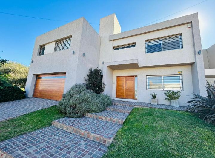 Casa · 288m² · 6 Ambientes · 2 Cocheras