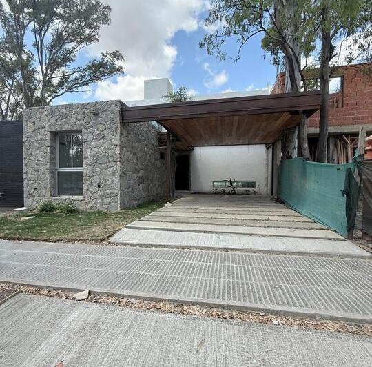 Casa · 140m² · 4 Ambientes · 2 Cocheras