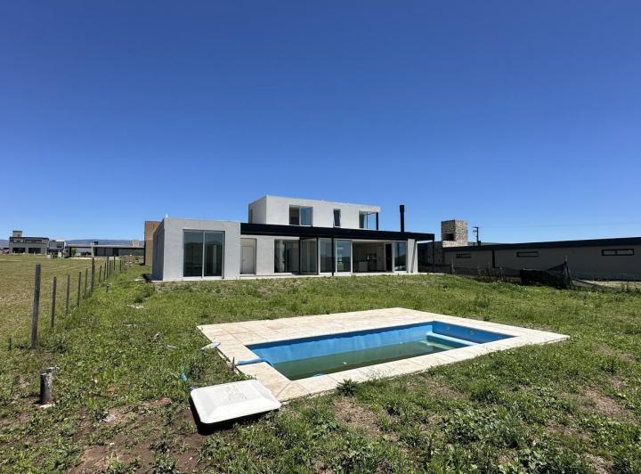 Casa · 210m² · 5 Ambientes · 2 Cocheras