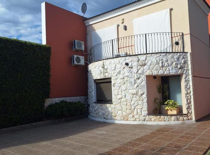 Casa · 315m² · 3 Dormitorios · 3 Cocheras