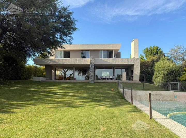 Casa · 500m² · 7 Ambientes · 2 Cocheras