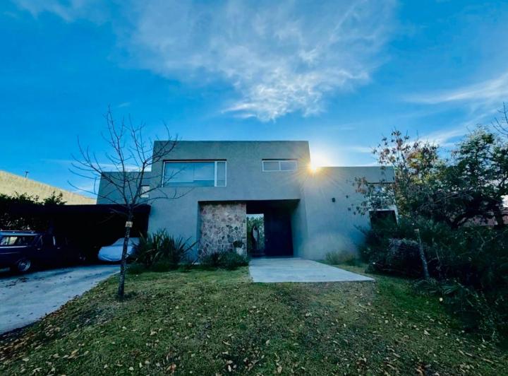 Casa · 400m² · 6 Ambientes · 2 Cocheras