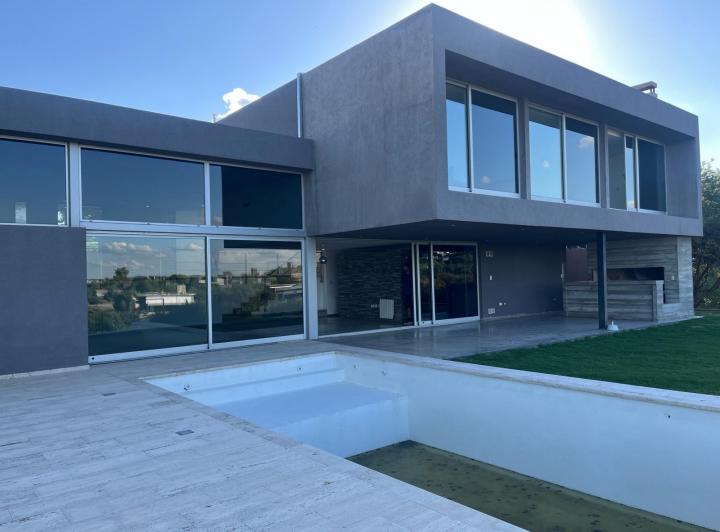 Casa · 460m² · 8 Ambientes · 3 Cocheras