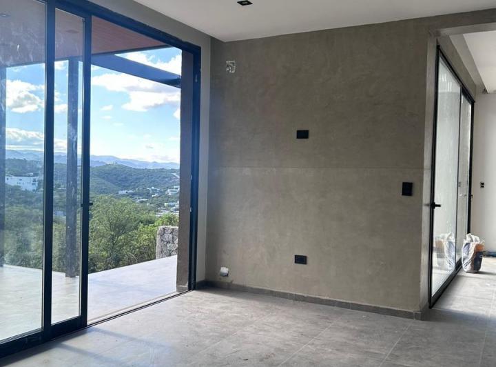 Casa · 330m² · 6 Ambientes · 2 Cocheras