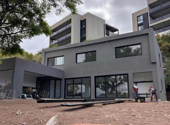 Casa · 320m² · 6 Ambientes · 2 Cocheras