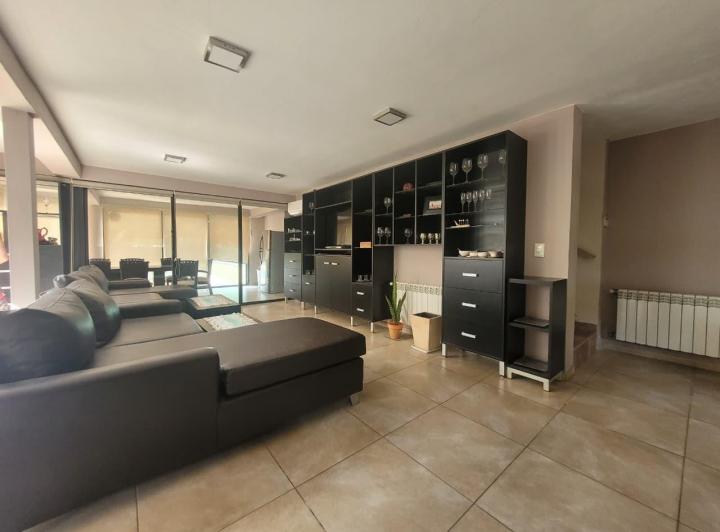 Casa · 163m² · 5 Ambientes · 2 Cocheras