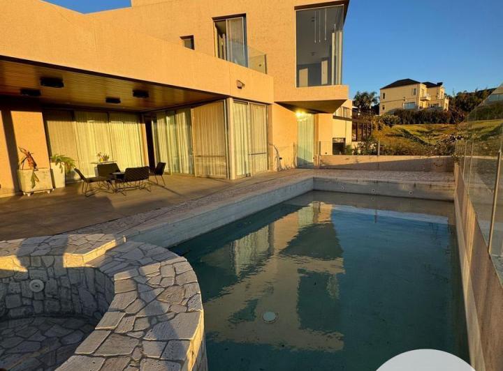 Casa · 1000m² · 3 Dormitorios · 2 Cocheras