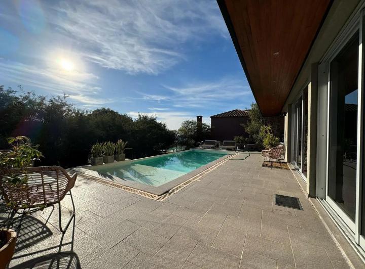Casa · 400m² · 8 Ambientes · 2 Cocheras