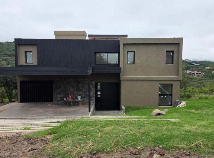 Casa · 300m² · 5 Ambientes · 2 Cocheras