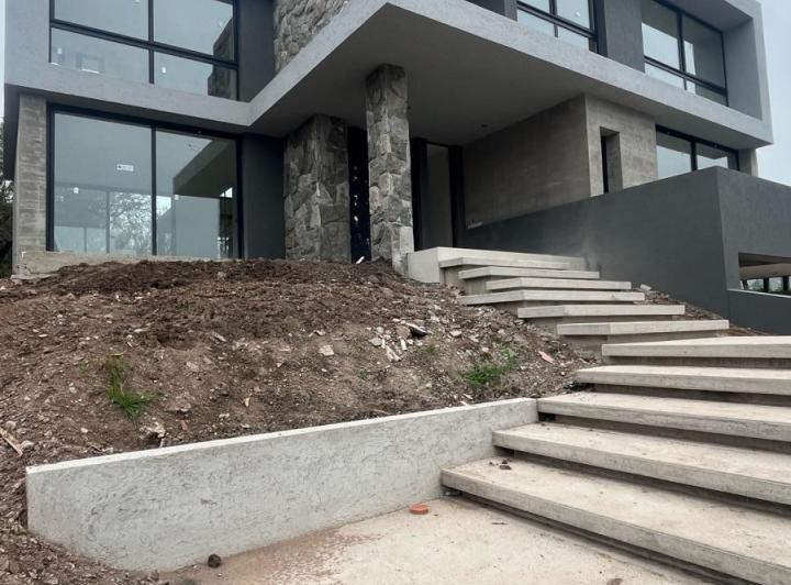 Casa · 400m² · 8 Ambientes · 1 Cochera